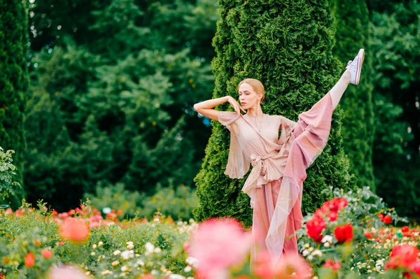 Mladá Baletka Divadelních Šatech Pózuje Elegancí Přírodě Italské Zahradě — Stock fotografie
