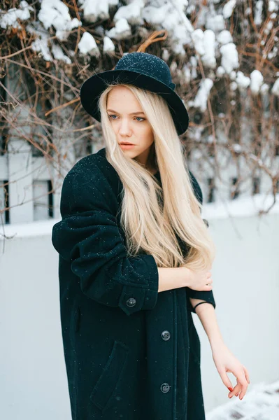 Élégante Belle Fille Blonde Vêtements Noirs Chapeau Posant Près Clôture — Photo