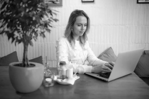 Mulher Freelancer Jovem Bonita Usando Computador Portátil Sentado Mesa Café — Fotografia de Stock