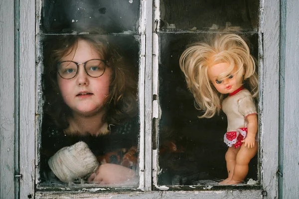 Πορτρέτο Του Μικρού Αυτο Απομονωμένου Κοριτσιού Που Αγνοείται Την Κούκλα — Φωτογραφία Αρχείου