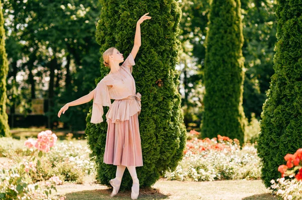 Bela Bailarina Posando Como Mulher Excêntrica Pak Italiano — Fotografia de Stock