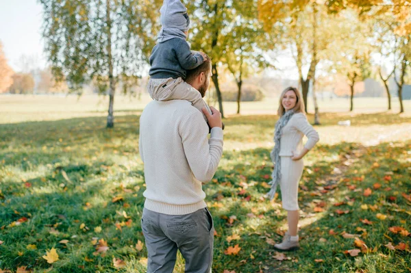 Família Feliz Com Seu Retrato Livre Bebê Pai Segurando Seu — Fotografia de Stock