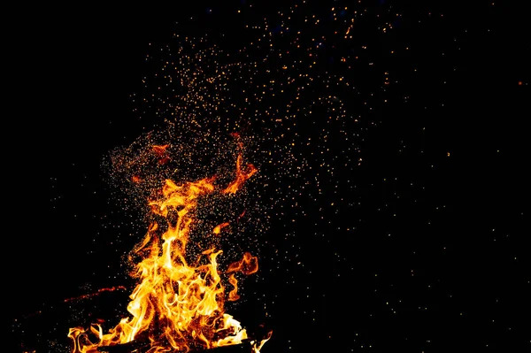 불꽃을 튀기는 세하며 배경에 불같은 원소가 석탄과 화산재 밤에는 추상적 — 스톡 사진