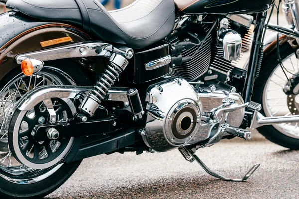 Motosiklet motorunun krom detaylarıyla yakın plan fotoğrafı. Egzoz boruları olan, modern, güçlü, performanslı bir motosiklet. Helikopter motoru.