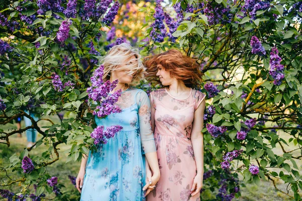 Deux Belles Sœurs Excitées Par Style Vie Amusent Plein Air — Photo