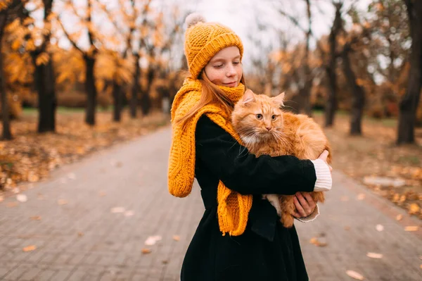 Tatlı Çilli Kız Güz Parkındaki Vadide Kırmızı Kedisini Tutarken Yüzünde — Stok fotoğraf