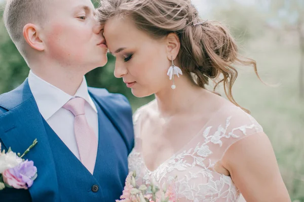 Hermosa Boda Pareja Aire Libre Retrato —  Fotos de Stock