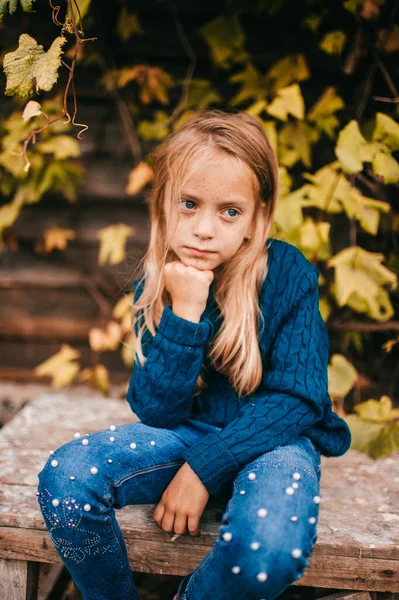 Vit Vacker Flicka Med Långt Vackert Hår Blå Hoody Sitter — Stockfoto