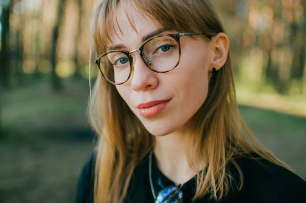 Retrato Una Hermosa Joven Con Pelo Corto Claro Ojos Azules —  Fotos de Stock