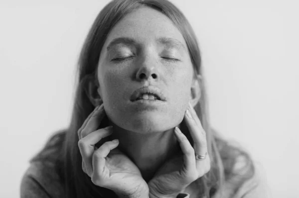 Retrato Blanco Negro Mujer Positiva Con Cara Pecas —  Fotos de Stock