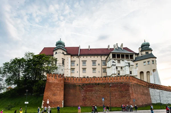 Cracovia Polonia Maggio 2019 Veduta Castello Wawel Con Turisti — Foto Stock