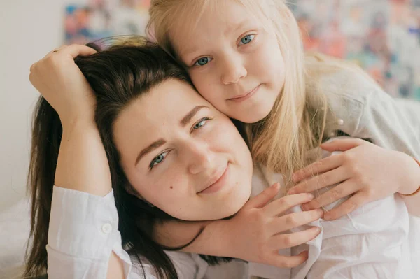 Estilo Vida Retrato Enfoque Suave Mamá Feliz Abraza Adorable Hija — Foto de Stock