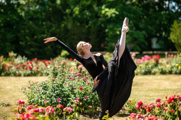 Jovem Bailarina Vestido Preto Posando Mostrando Poses Balé Parque Verão — Fotografia de Stock
