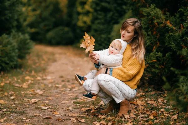 Bella Madre Caucasica Camicetta Gialla Pantaloni Bianchi Trascorre Tempo Libero — Foto Stock