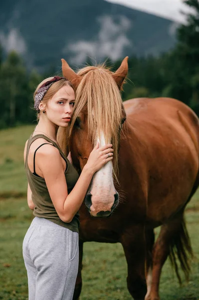Young Beautiful Girl Hugging Horse Nature — Stock Photo, Image