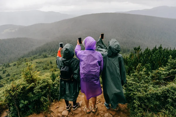 Goverla Ukraina Juli 2018 Grupp Resenärer Regnrockar Står Bergen Och — Stockfoto