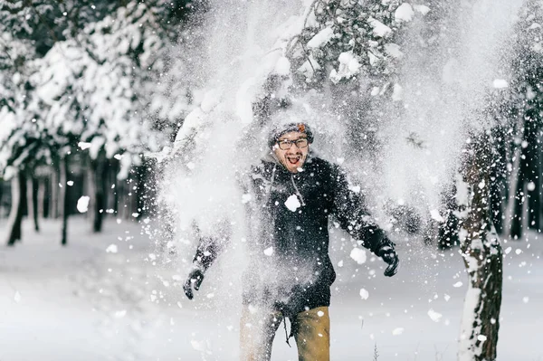 Glad Leende Man Tha Fallande Snö — Stockfoto