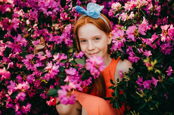 Симпатичная Девушка Летнем Платье Наслаждается Растениями Ботаническом Саду — стоковое фото