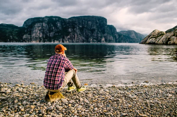 Viajante Solitário Turista Descansando Costa Fiorde Noruega Com Vista Para — Fotografia de Stock