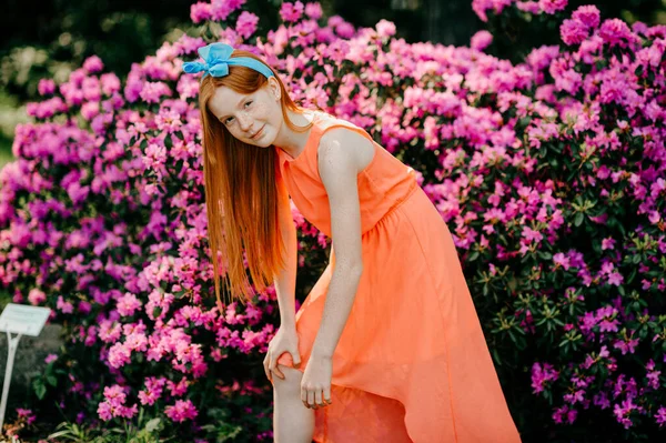 夏のドレスのかわいい女の子は植物園で植物を楽しんでいます — ストック写真