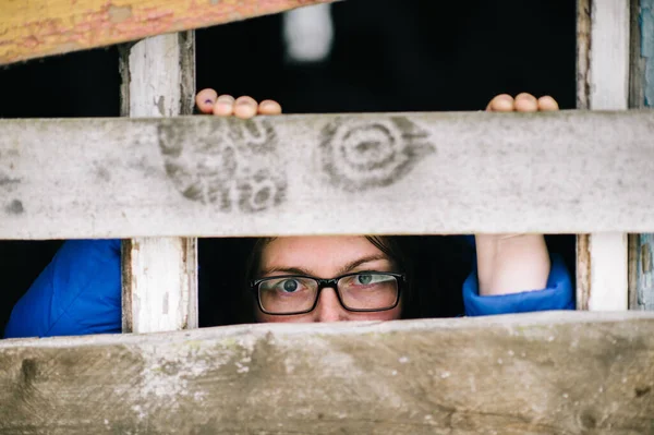 Grappig Portret Van Een Bange Geïsoleerde Vrouw Thuis Tijdens Coronavirus Stockfoto