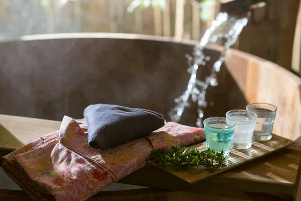 Onsen serisi: pembe yukata ile ahşap küvet — Stok fotoğraf