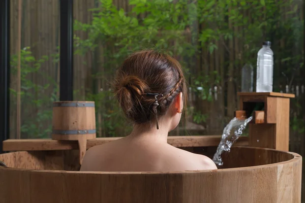 Onsen serii: kobieta nie do poznania w drewnianą wannę — Zdjęcie stockowe