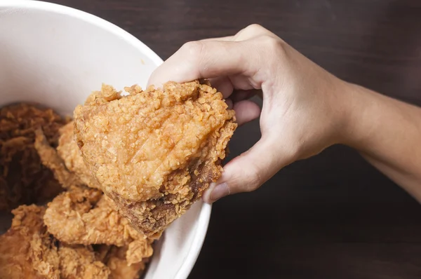 Série de alimentos: mão pegando frango frito — Fotografia de Stock