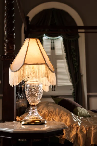 ヴィンテージスタイルの寝室のヴィンテージランプ — ストック写真