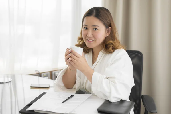 Lächelnde Asiatin Bademantel Mit Kaffeetasse — Stockfoto