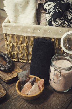 Masaj serisi: Ahşap zeminde ahşap kasede pembe tuz