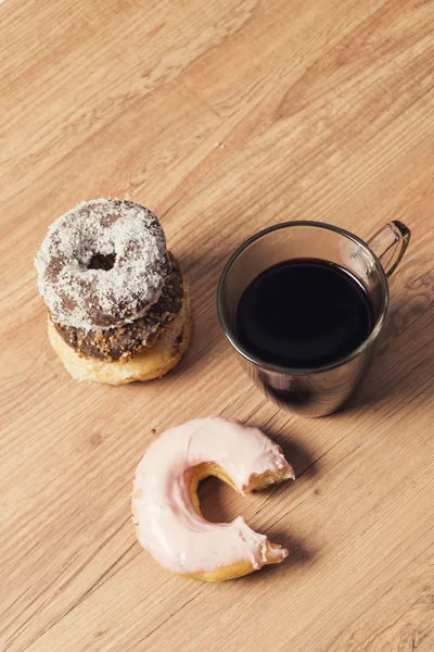 Rosquillas Mesa Madera Con Taza Café —  Fotos de Stock