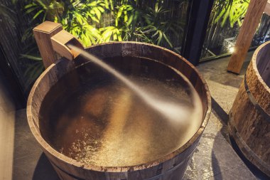 Onsen serisi: ahşap küvet
