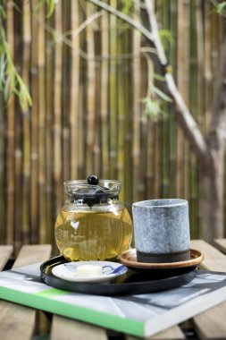 Onsen serisi: Tahta masadaki sıcak çay takımı