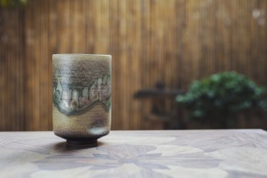 İçki serisi: Bambu çitlere karşı masada seramik bardak