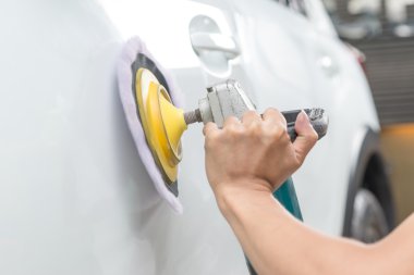 Araba temizleme serisi: El boyama beyaz arabanın kapatılması