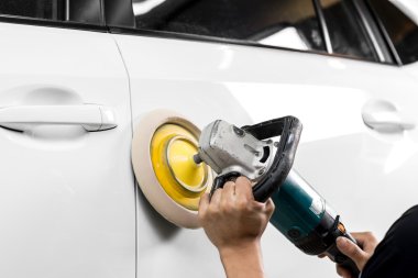 Araba temizleme serisi: El boyama beyaz arabanın kapatılması