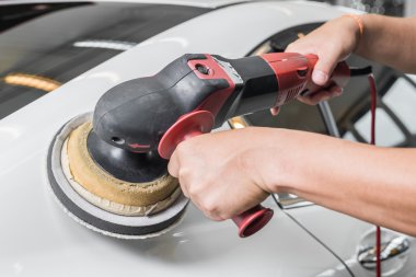 Araba temizleme serisi: El boyama beyaz arabanın kapatılması