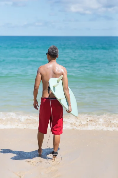 Estilo Vida Série Homem Asiático Segurando Prancha Surf Praia Imagens Royalty-Free