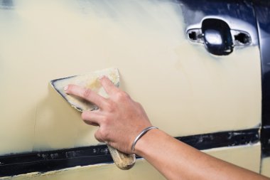 Otomatik vücut onarım serisi: Macun üzerine çalışma