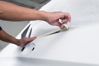 Otomobil tamir serisi: Yeniden boyamadan önce maskeli araba