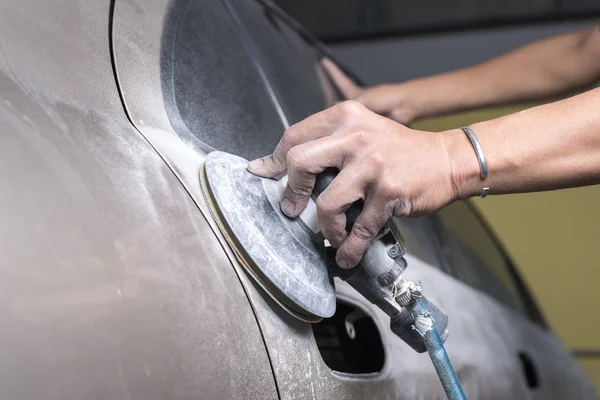 自動車ボディ修理シリーズ: 塗料の研磨 — ストック写真
