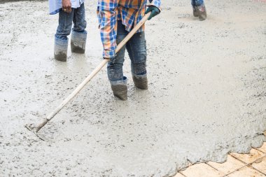 Çimento yol oluşturmak işçiler