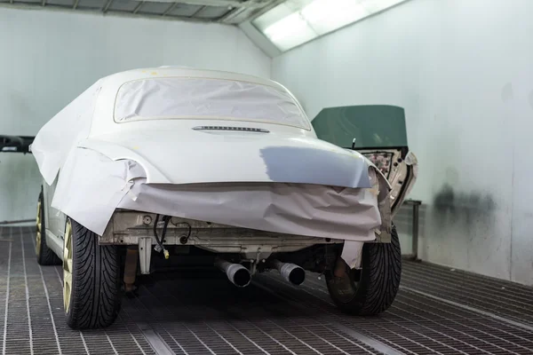 Reparación de carrocería: Enmascarado coche blanco en cabina de pintura — Foto de Stock