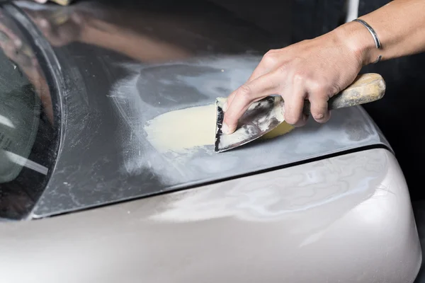 Auto corpo série de reparação: Aplicação de enchimento de massa de vidraceiro — Fotografia de Stock