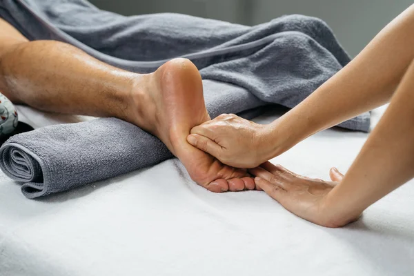 Массаж: массаж ног и ног — стоковое фото