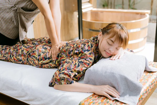 Massageserie Rückenmassage — Stockfoto