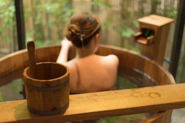 Onsen série: Mulher irreconhecível na banheira de madeira — Fotografia de Stock