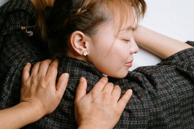 Serisi masaj: sırt ve omuz masajı