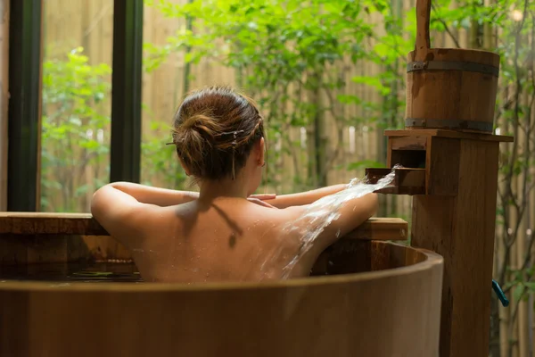 Serie Onsen: Donna irriconoscibile nella vasca da bagno in legno — Foto Stock